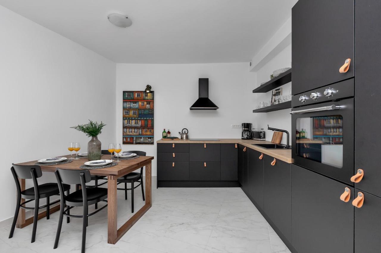 Apartment Lotte With Private Pool In The City Center! Makarska Bagian luar foto